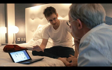 Snowden mostrant documents de la NSA sobre Tails a Ewen MacAskill