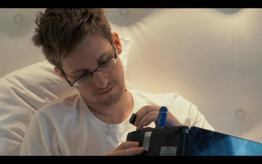 Snowden branchant une carte SD dans un portable avec une clé USB Tails bleue